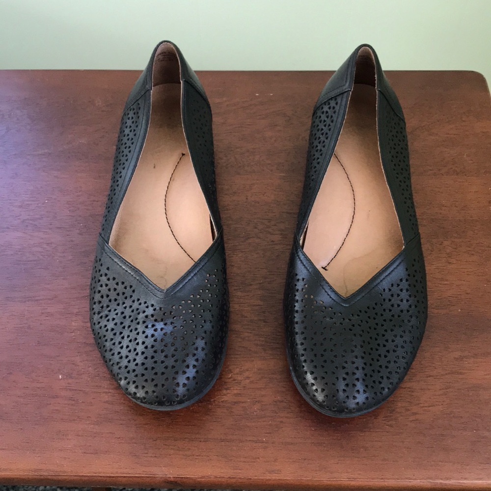 NWOT Dansko Cutout Flats